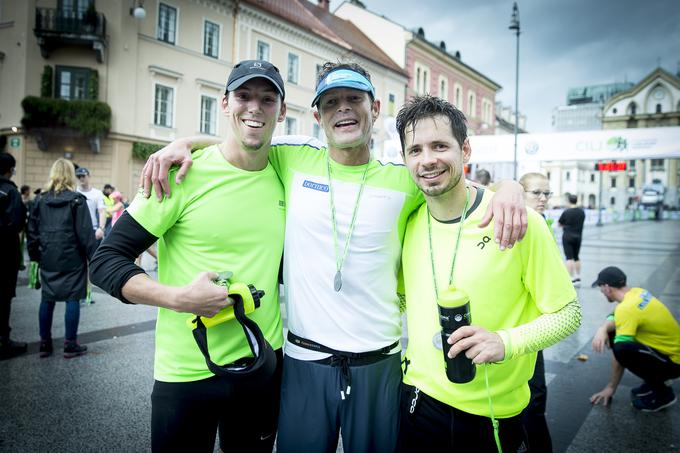 V družbi dveh tekaških partnerjev je v Ljubljani tekel tudi Alen Kobilica, slepi triatlonec, ki je polmaraton pretekel v uri in 39 minutah. "Ljubljanski maraton je ob koncu sezone idealna priložnost za ohranjanje tekaške kondicije. Razmere so bile idealne," je dejal Kobilica, ki je zelo zadovoljen s preteklo sezono. "Na svetovni jakostni lestvici smo trenutno na 6. mestu, kar je bil tudi moj cilj. Moj načrt je obstati med najboljšimi devetimi, saj se samo devet tekmovalcev uvrsti na paraolimpijske igre v Tokio." | Foto: Ana Kovač