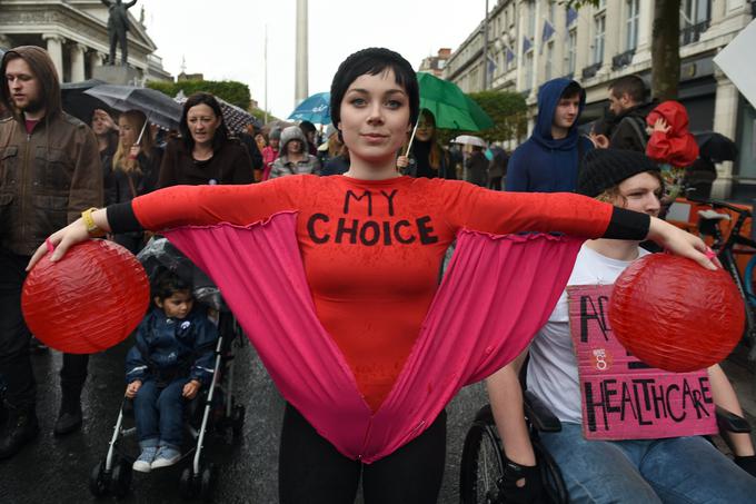 "A hkrati je to tema, ki je pogosto izrabljena za pridobivanje medijskega prostora in vidnosti, ker je to tema, ki sproži odziv. Na to se je treba odzvati in nenehno poudarjati, da gre za svobodo do izbire, ki ni zapoved. Gre za odsotnost prepovedi. To je zelo pomembno," poudarja Nika Kovač. | Foto: Reuters