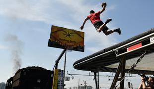 Dunking Devils trampoline iz dvorane preselili na vlak #video