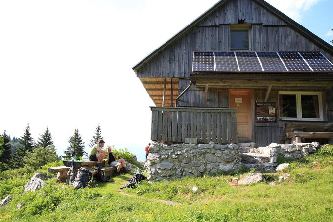 Orožnova koča stoji na temeljih prve koče Slovenskega planinskega društva, ki je leta 1944 pogorela. | Foto: Facebook