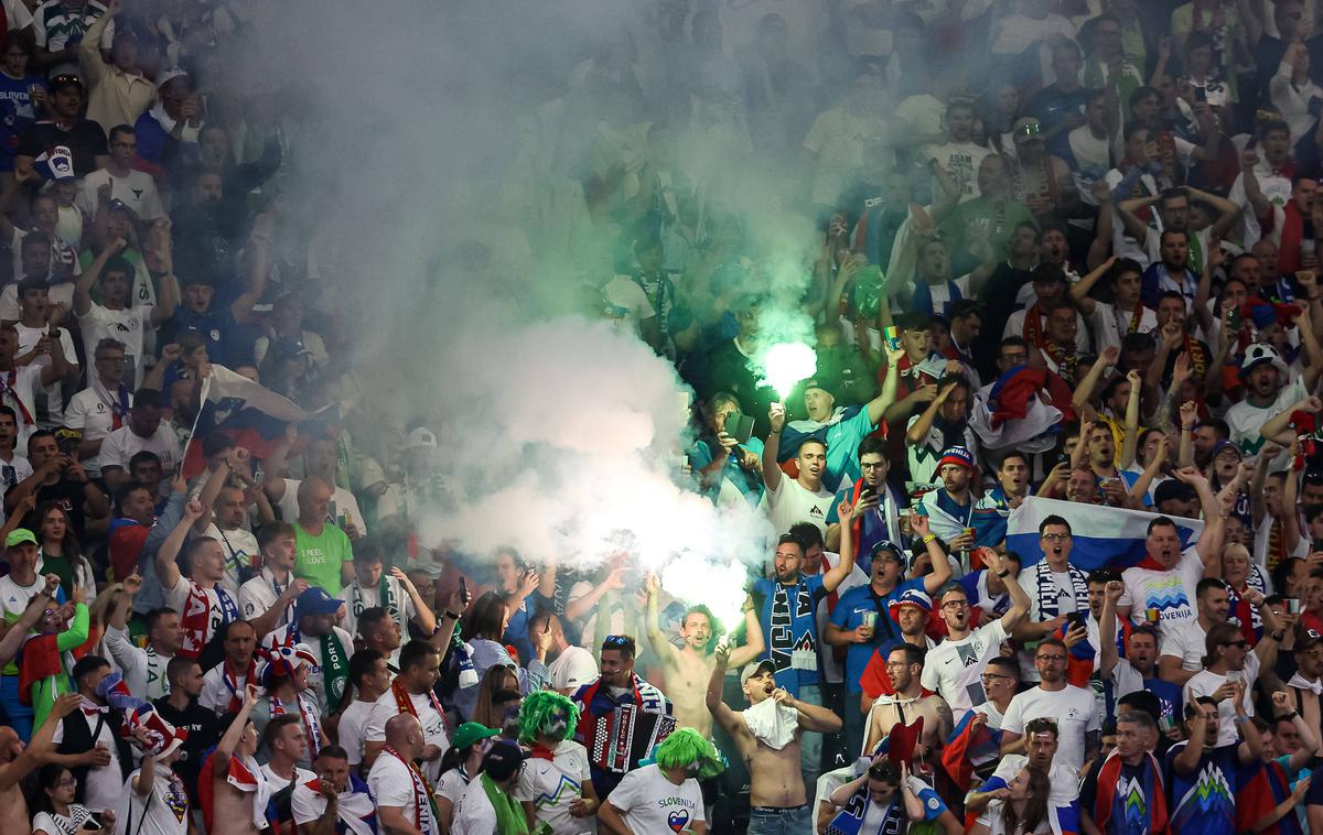 Euro 2024, slovenski navijači, Slovenija - Portugalska | Slovenski navijači so na tekmi osmine finala s Portugalsko prižigali bakle. | Foto Guliverimage