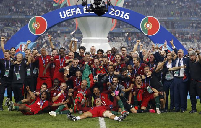 Cristiano Ronaldo, ki je s Portugalsko osvojil evropski naslov leta 2016, je v kvalifikacijah za Euro 2024 dosegel kar deset zadetkov. Skupno jih je v 205 nastopih dal neverjetnih 128! Leta 2016 je prejel tudi največje priznanje v nogometu, zlato žogo. Od takrat je minilo kar nekaj časa. Vmes se je spremenilo marsikaj, primat pri izboru najboljšega nogometaša na svetu je prevzel njegov tekmec Lionel Messi, Ronaldo pa je s selitvijo v Savdsko Arabijo izgubil stik z evropsko ligo prvakov. | Foto: Reuters