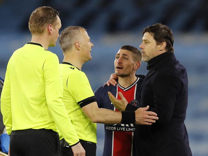 Trener Mauricio Pochettino in Marco Verratti v pogovoru s sodnikom. | Foto: Reuters