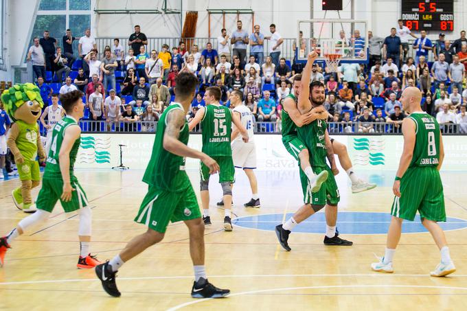 Olimpija slavi Nikolo Jankovića, ki je najprej zadel trojko za podaljšek, nato pa še ob zvoku sirene za zmago z 89:87. | Foto: Urban Urbanc/Sportida