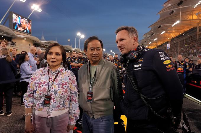 Christian Horner na VN Bahrajna z večinskim lastnikom Red Bulla in njegovo ženo | Foto: Guliverimage