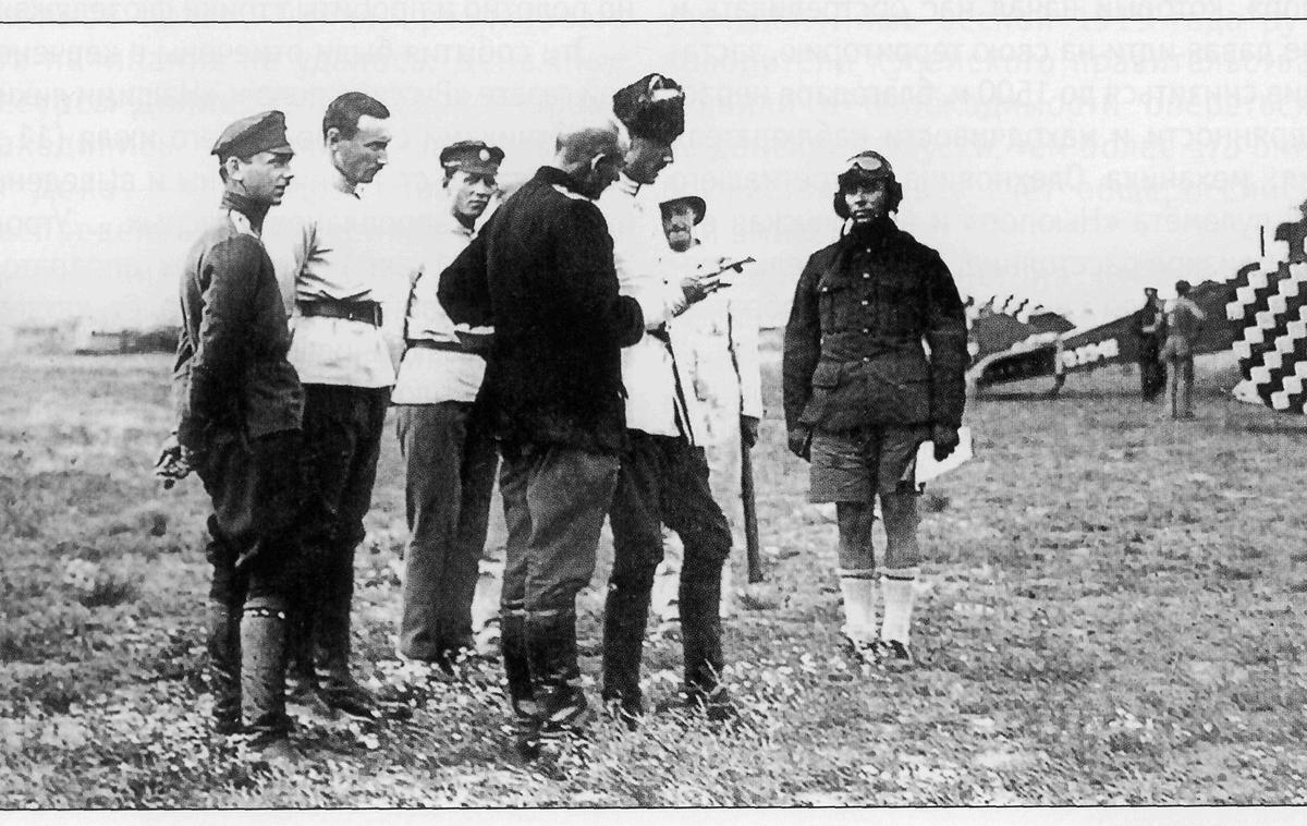 Peter Wrangel | General Pjotr Wrangel je bil v ruski državljanski vojni eden od glavnih protikomunističnih vojaških poveljnikov. Na fotografiji, ki je bila verjetno posneta v času ruske državljanske vojne, vidimo visokoraslega barona Wrangla v belem vojaškem suknjiču in s kučmo na glavi. | Foto Guliverimage