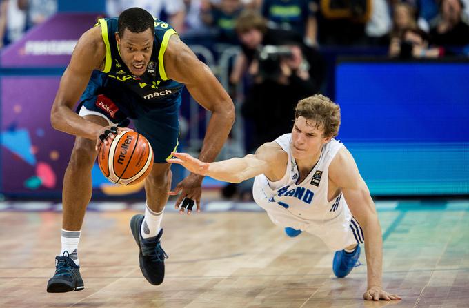 Akcija, ki je bila ključna na tekmi, potem ko je Anthony Randolph ukradel žogo Markkanenu in zabil za zmago z 81:78. | Foto: Vid Ponikvar