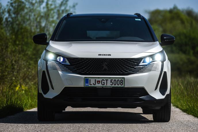 Peugeot 5008 | Zgornja rešetka maske se brez okvirja zajeda v luči, z nakazanimi podaljšanimi režami kot lep izdelek sega prek vse širine. Ledice so po prenovi usmerjene poševno navzdol. | Foto Gašper Pirman