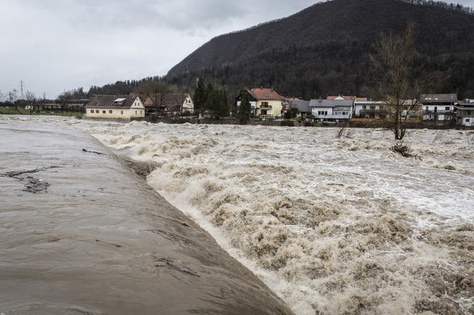 Narasla reka Sava v Tacnu. | Poplave se bodo predvidoma nadaljevale in ponekod v vzhodni polovici države še stopnjevale tudi v soboto. Na območjih z močnejšimi nalivi bo poplavila tudi padavinska in zaledna voda, pričakuje Arso. Fotografija je simbolična in prikazuje naraslo reko Savo v Tacnu leta 2017. | Foto Bojan Puhek