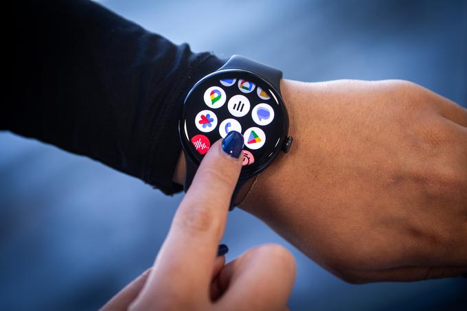 Pametna ura Google Pixel Watch 3 ima značilno obliko solze – ali kapljice, če je komu tak opis bolj všeč. | Foto: Gaja Hanuna