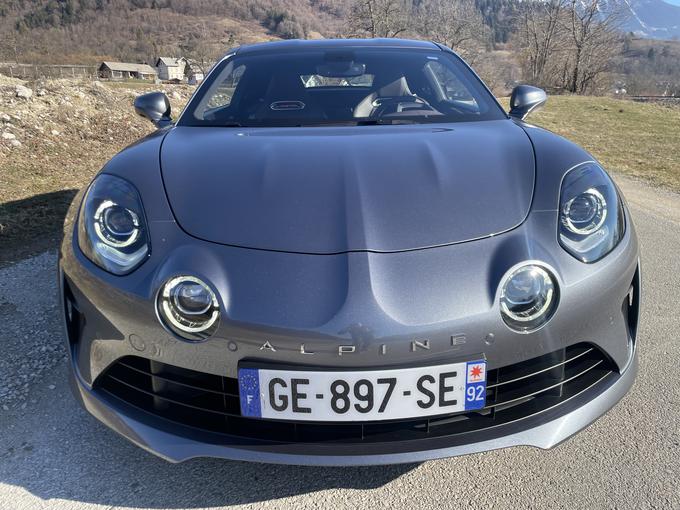 Novodobni alpine A110 izhaja iz leta 2017, nedavno so ga tudi rahlo prenovili. Alpine jih je lani izdelal okrog tri tisoč. | Foto: Gregor Pavšič