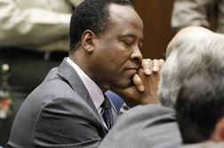 Conrad Murray v zaporu piše knjigo o pokojnem kralju popa