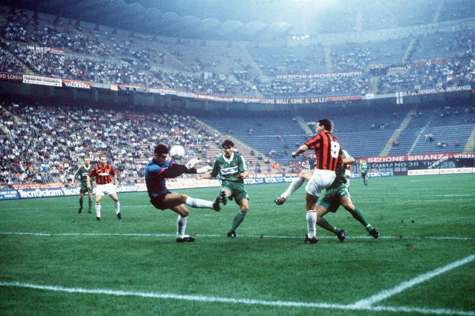 Milan Olimpija 1992 | Olimpija se je pred 31 leti merila s slovitim Milanom na San Siru, pri katerem je blestel nizozemski zvezdnik Marco van Basten, v četrtek pa se bo pomerila s senzacijo leta na Ferskih otokih, ki imajo zgolj 50 tisoč prebivalcev. | Foto Guliverimage