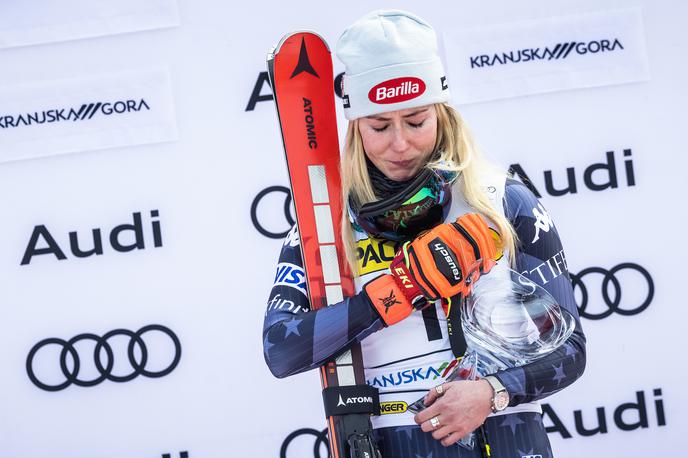 Zlata lisica Mikaela Shiffrin | Mikaela Shiffrin ob igranju ameriške himne vselej pomisli na pokojnega očeta. | Foto Vid Ponikvar/Sportida