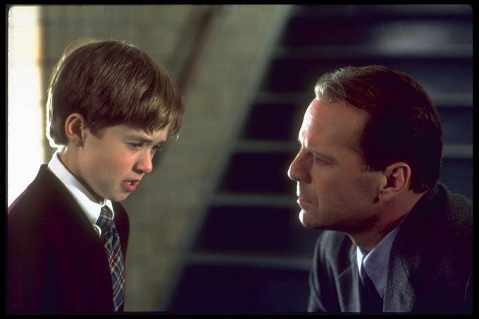 Haley Joel Osment in Bruce Willis v prizoru iz filma | Foto: IMDb