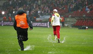 VIDEO: Izkoristili poplavo in bežali pred redarji