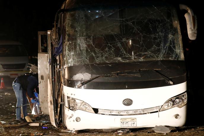 Napad Kairo | Avtobus je peljal mimo zidu, ob katerem je bila skrita bomba. | Foto Reuters