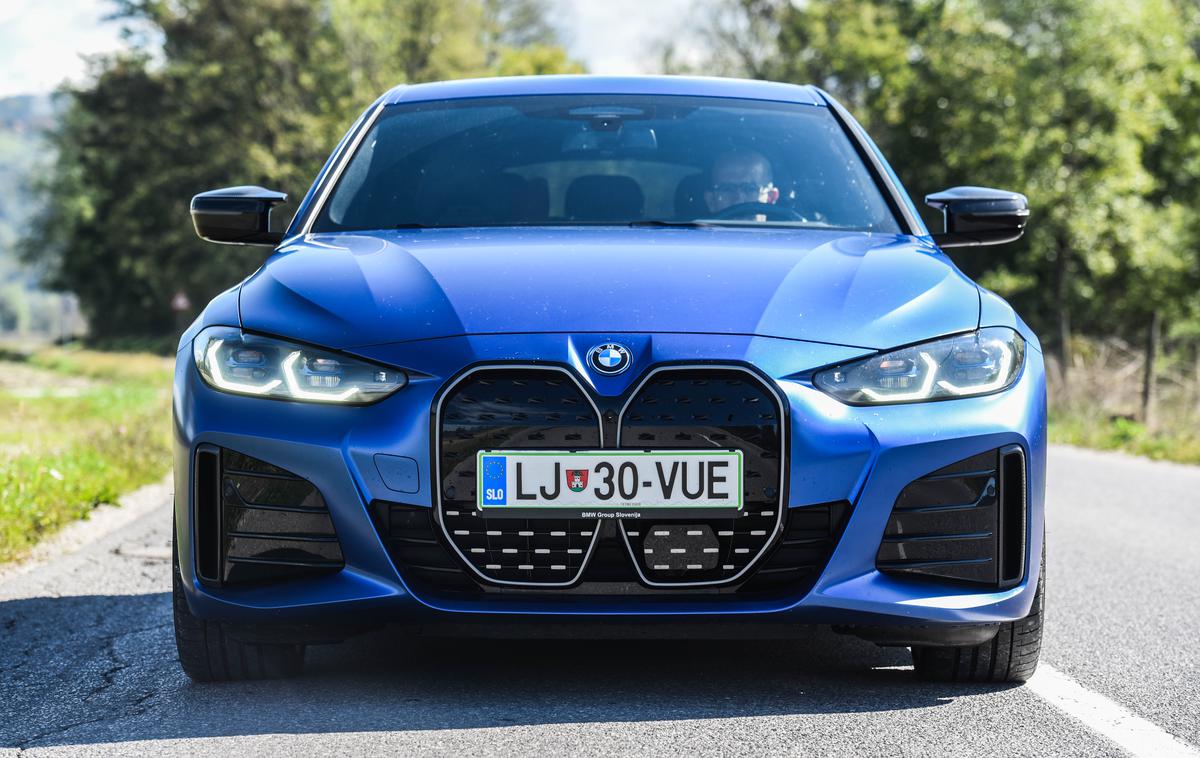 BMW i4 M50 | BMW bo tudi letos kupcem prodal več kot dva milijona novih avtomobilov. Prodaja bo manjša kot lani, prihodki in dobiček pa občutno večji. | Foto Gašper Pirman