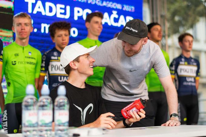 Pogačar se je kar dve uri in pol fotografiral z navijači in se podpisoval na vse, kar so prinesli s seboj. | Foto: Boštjan Podlogar/STA