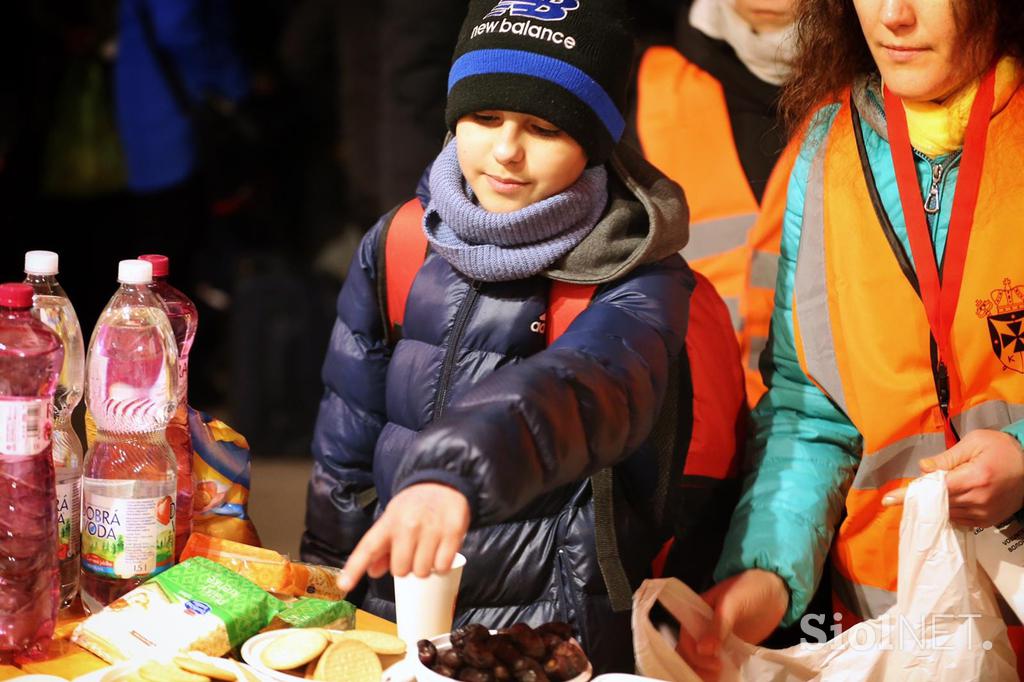 11-letni deček z nahrbtnikom in potnim listom sam na Slovaško