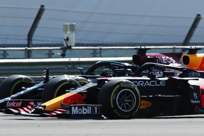 Silverstone 2021 Hamilton Verstappen | Lani v Silverstonu oster boj kolo ob kolesu med Hamiltonom in Verstappnom. | Foto Reuters