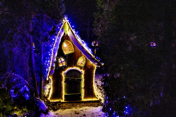 V Začarani vasi živijo vile in različna pravljična bitja. Letos so si zaželela pisanosti, živahnosti in veselja. Le kako bi drugače uporabila svojo moč? | Foto: Ana Kovač