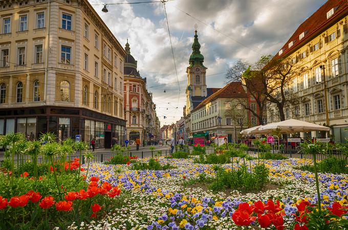 Večsistemski elektromotorni vlaki Slovenskih železnic peljejo večkrat dnevno v drugo največje avstrijsko mesto Gradec (Graz). | Foto: Shutterstock