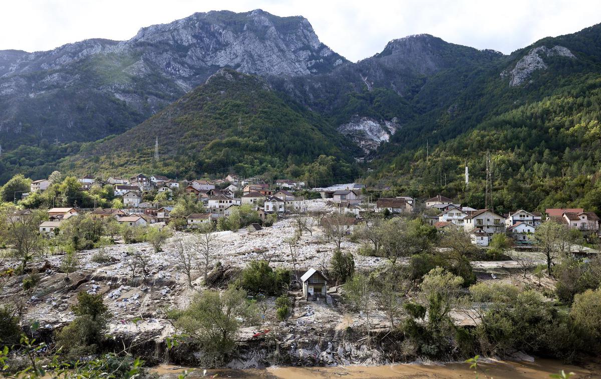 Spodnja Jablanica | Domačini Jablanice s prstom kažejo na kamnolom nad vasjo, ki naj ne bi imel vseh dovoljenj. | Foto Pixsell/Armin Durgut