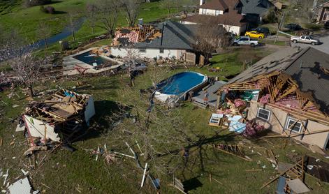 Tornado hiše pometal s temeljev in terjal smrtno žrtev #video #foto