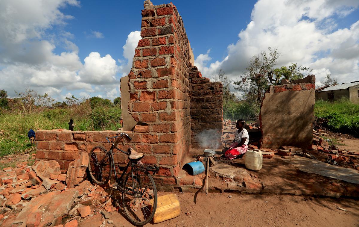 ciklon | Mozambik je v noči na petek dosegel ciklon Kenneth, ki je zahteval pet smrtnih žrtev, dva človeka sta poškodovana, uničil in poškodoval je 3300 hiš in 18 tisoč ljudi se je zateklo v začasna bivališča. Kot svarijo pri Združenih narodih, bi Kenneth lahko imel katastrofalne posledice za več kot 110 tisoč ljudi. Sredi marca je to južnoafriško državo opustošil že ciklon Idai (na fotografiji), ki je prizadel najmanj 1,8 milijona ljudi. | Foto Reuters