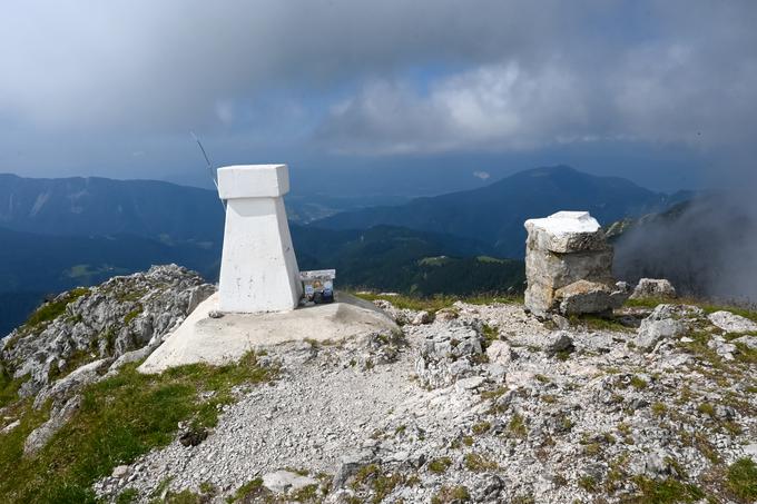 Na Velikem Kladivu. Košuta je mejni greben. | Foto: Matej Podgoršek