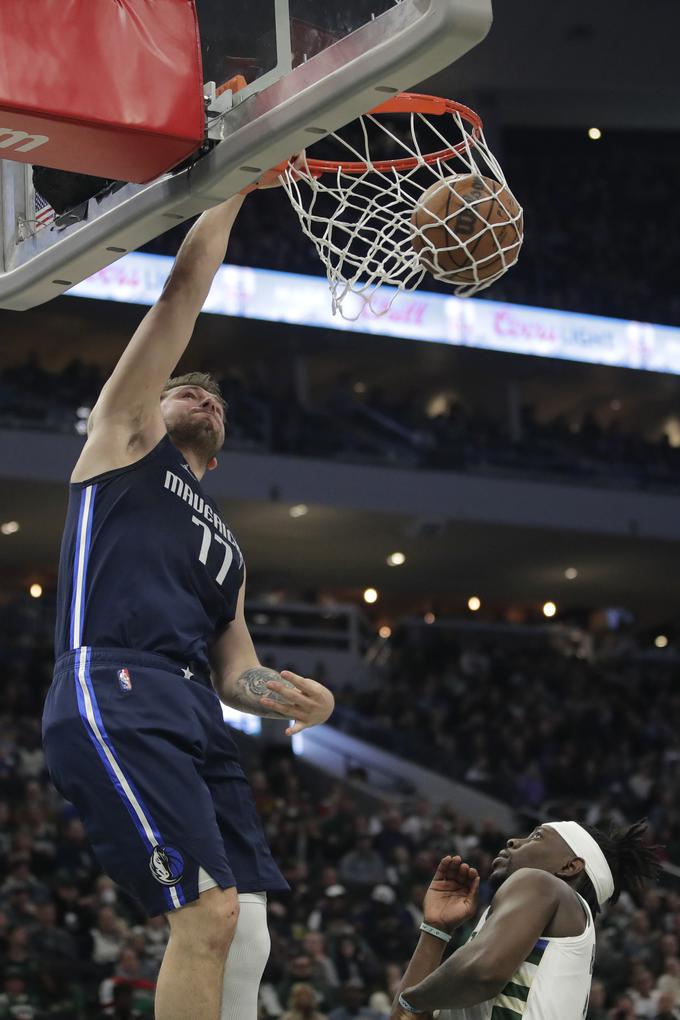 Luka Dončić si je na gostovanju pri Milwaukeeju privoščil tudi zabijanje. | Foto: Guliverimage/Vladimir Fedorenko