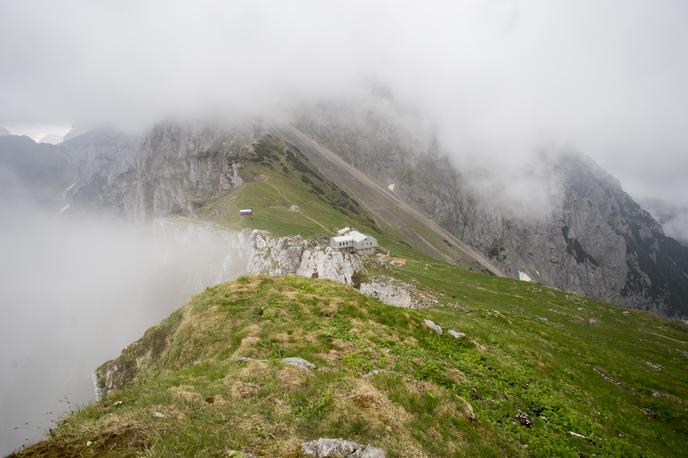 nevihta gore pohodništvo | Poletne nevihte so zelo nepredvidljive. Najbolj pogoste so v popoldanskem času, zato je najbolje, da se v gore odpravite zgodaj zjutraj, ob 4. ali 5. uri, in ste popoldne že na varnem v planinski koči ali v dolini, svetujejo na Planinski zvezi Slovenije. | Foto Urban Urbanc/Sportida