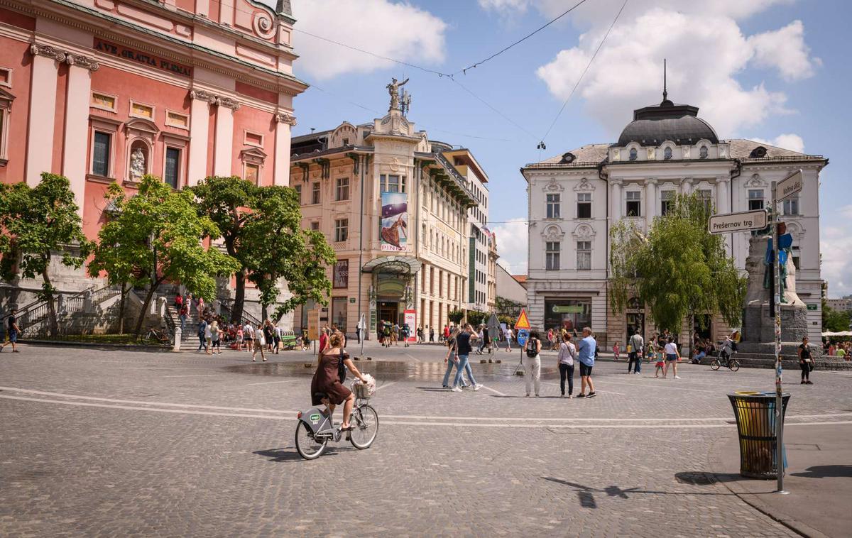 Prešernov trg | CDC opozarja, da tudi polno cepljene osebe, ki potujejo v države z omenjenega seznama, tvegajo okužbo s koronavirusom. | Foto STA