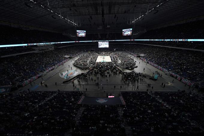 San Antonio Spurs so prvake Golden State Warriors pričakali na pokritem večnamenskem stadionu Alamodome in doživeli visok poraz s 113:144. | Foto: Guliverimage/Vladimir Fedorenko