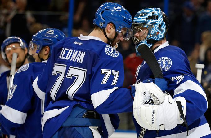 Branilec Victor Hedman opozarja, da proti tako kakovostni ekipi v letošnji končnici še niso igrali, vratar Ben Bishop pa izpostavlja hitrost Pingvinov. | Foto: Reuters