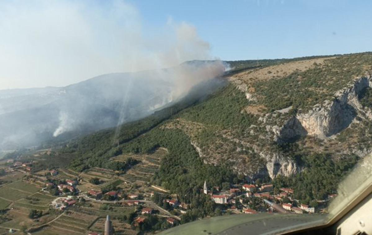 Socerb | Po torkovih popoldanskih podatkih uprave za zaščito in reševanje je gorelo na približno 15 hektarjih, kot je ocenil Hrvatin, se je ta številka proti večeru nekoliko povečala. | Foto Ministrstvo za obrambo