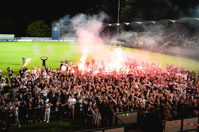 Tako čustveno je bilo v Murski Soboti sredi poletja, ko se je Mura vrnila po osvojeni pokalni lovoriki. | Foto: Blaž Weindorfer/Sportida