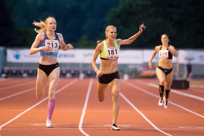 Agata Zupin (levo) in Anita Horvat (v sredini) se razvijata v odlični slovenski šprinterki, kar sta dokazali v Velenju. | Foto: Urban Urbanc/Sportida