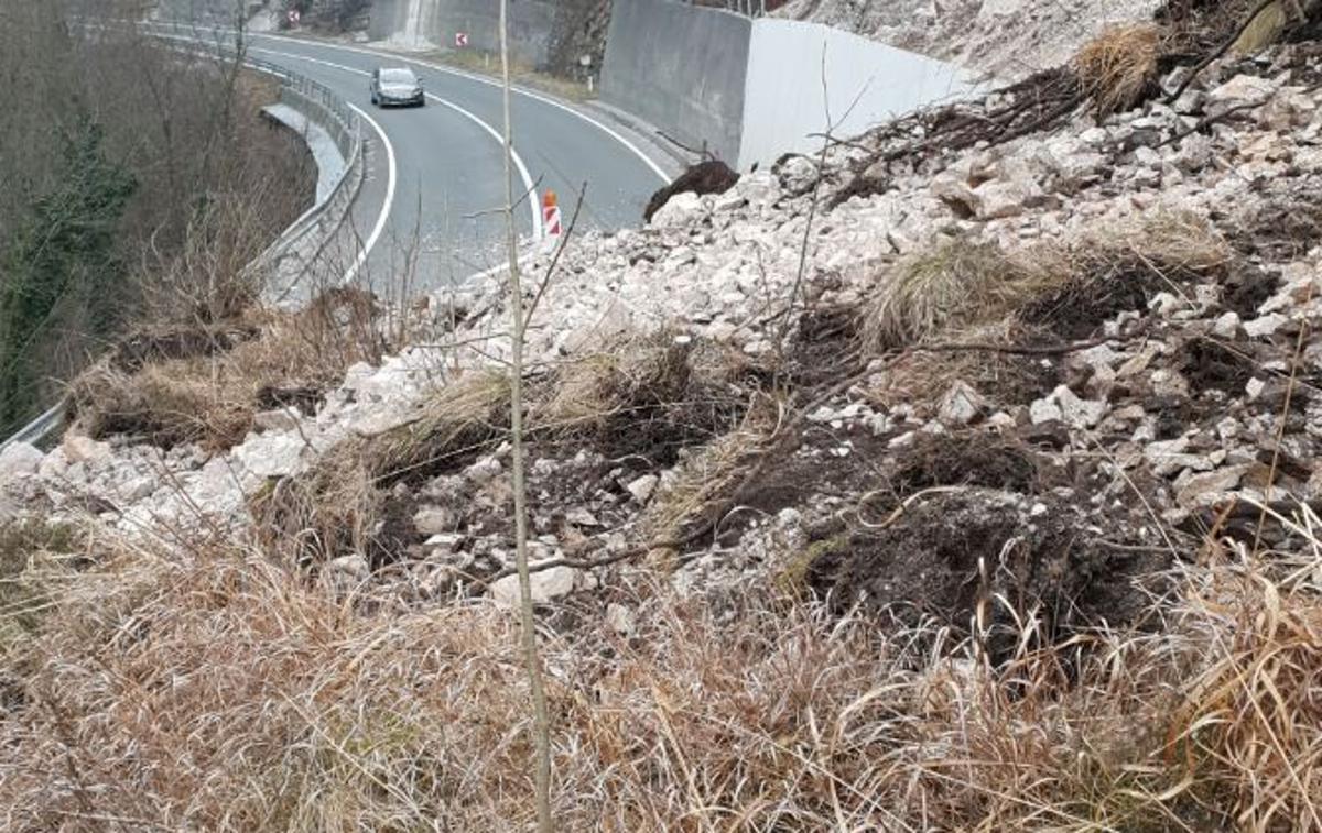 Podor | Cesto med Trbovljami in Zagorjem je ta mesec zasulo med deset in 15 tisoč kubičnih metrov materiala z brežine. | Foto Direkcija za infrastrukturo