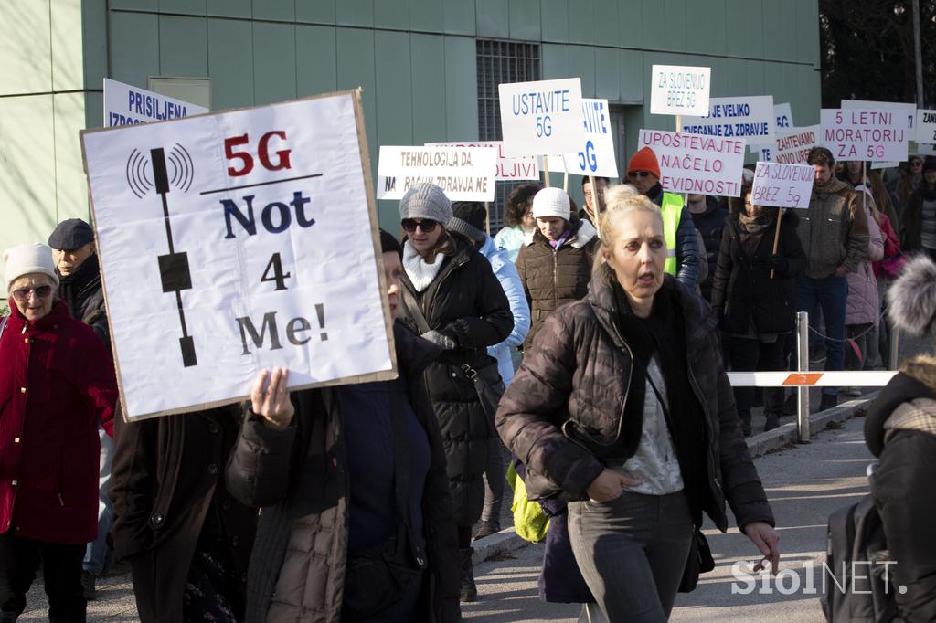 Shod proti uvajanju tehnologije 5G v Sloveniji - preds stavbo AKOSa.