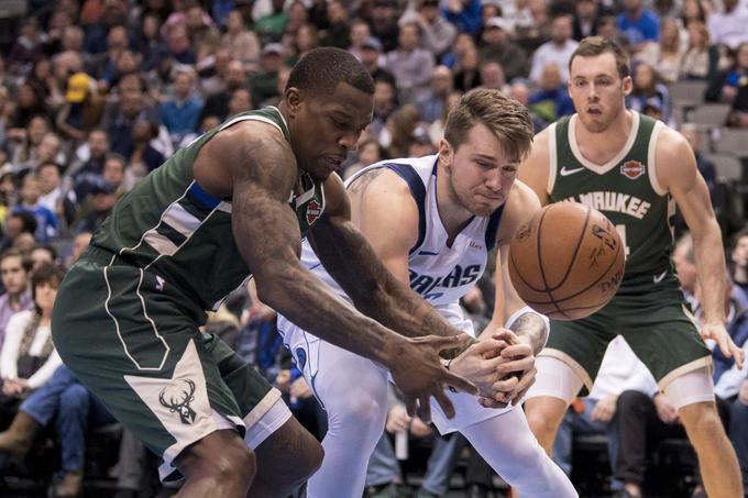 Luka Dončić se je dobre štiri minute pred koncem tekme usedel na klop. | Foto: Reuters