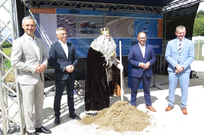 Jernej Vrtovec | Janez Cigler Kralj, Valentin Hajdinjak, Jernej Vrtovec in Tilen Klugler v družbi Kralja Matjaža. | Foto STA