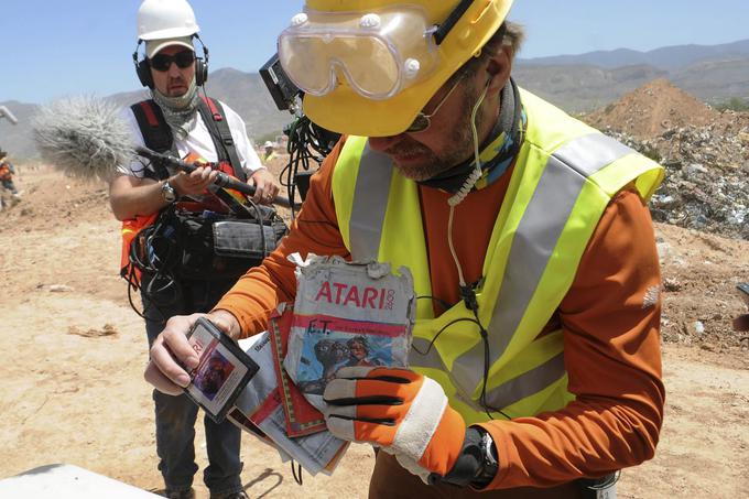 Vesoljček E.T. uživa sloves ene najslabših videoiger vseh časov. Izšla je nekaj mesecev po istoimenskem filmu Stevena Spielberga in se poskusila okoristiti z njegovim uspehom, a ni šlo, saj je bila katastrofalna. Založnik Atari je dal šefu razvoja igre Howardu Warshavu namreč samo pet tednov in pol časa, da jo dokonča. Atari je zaradi igre skoraj obubožal, na desettisoče kopij, ki jih ni bilo mogoče prodati, je še danes na smetišču v ameriški zvezni državi Nova Mehika. Tja so jih vozili dobesedno s tovornjaki. E.T. the Extra-Terrestrial je bil eden od dejavnikov za sesutje ameriške industrije videoiger leta 1983, ko so prihodki od prodaje videoiger padli za okrog 97 odstotkov. | Foto: Reuters