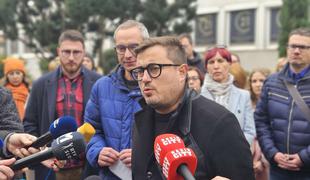 Protest novinarjev v Mariboru: Selijo nas k tistemu, ki smo ga dolžni nadzirati #foto