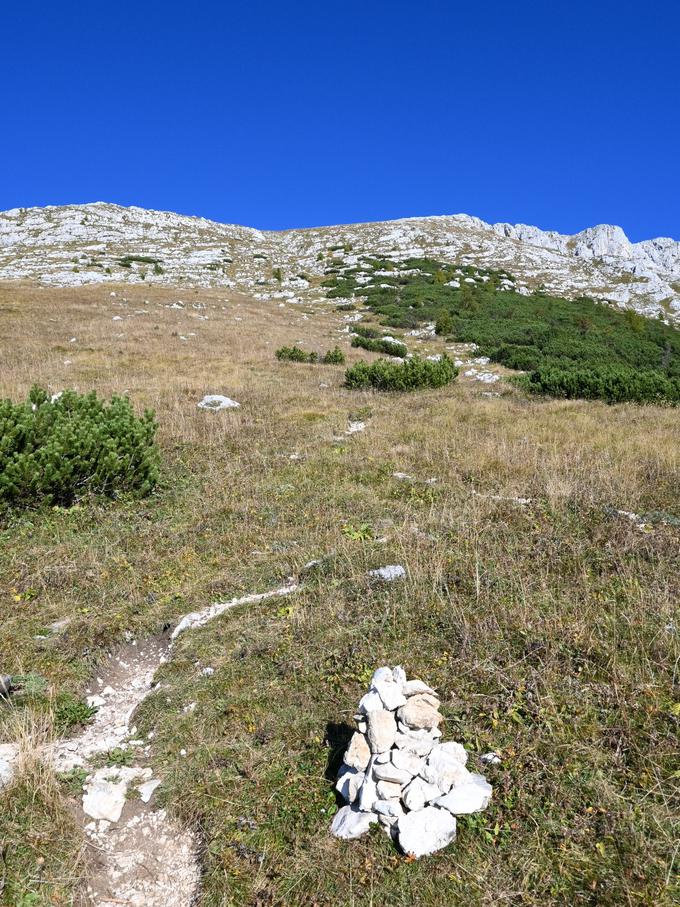 Pri kamnitem možicu z glavne poti proti Triglavu zavijemo desno navzgor na Tosc. | Foto: Matej Podgoršek