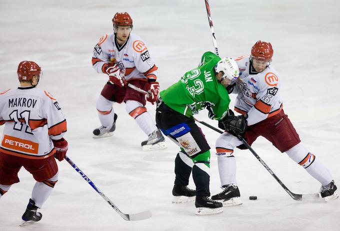 Čeprav z Jesenic, je večino karieri v Sloveniji odigral za Olimpijo. Žal mu je, da se na Gorenjskem zanj niso bolj potrudili in mu poskušali ponuditi kaj več. To je dobil v Ljubljani, pravi, kjer se je naučil tudi, kaj profesionalizem pomeni. Tega ga je po drugem finalnem porazu z Jesenicami leta 1995 naučil Alain Côté. | Foto: Vid Ponikvar