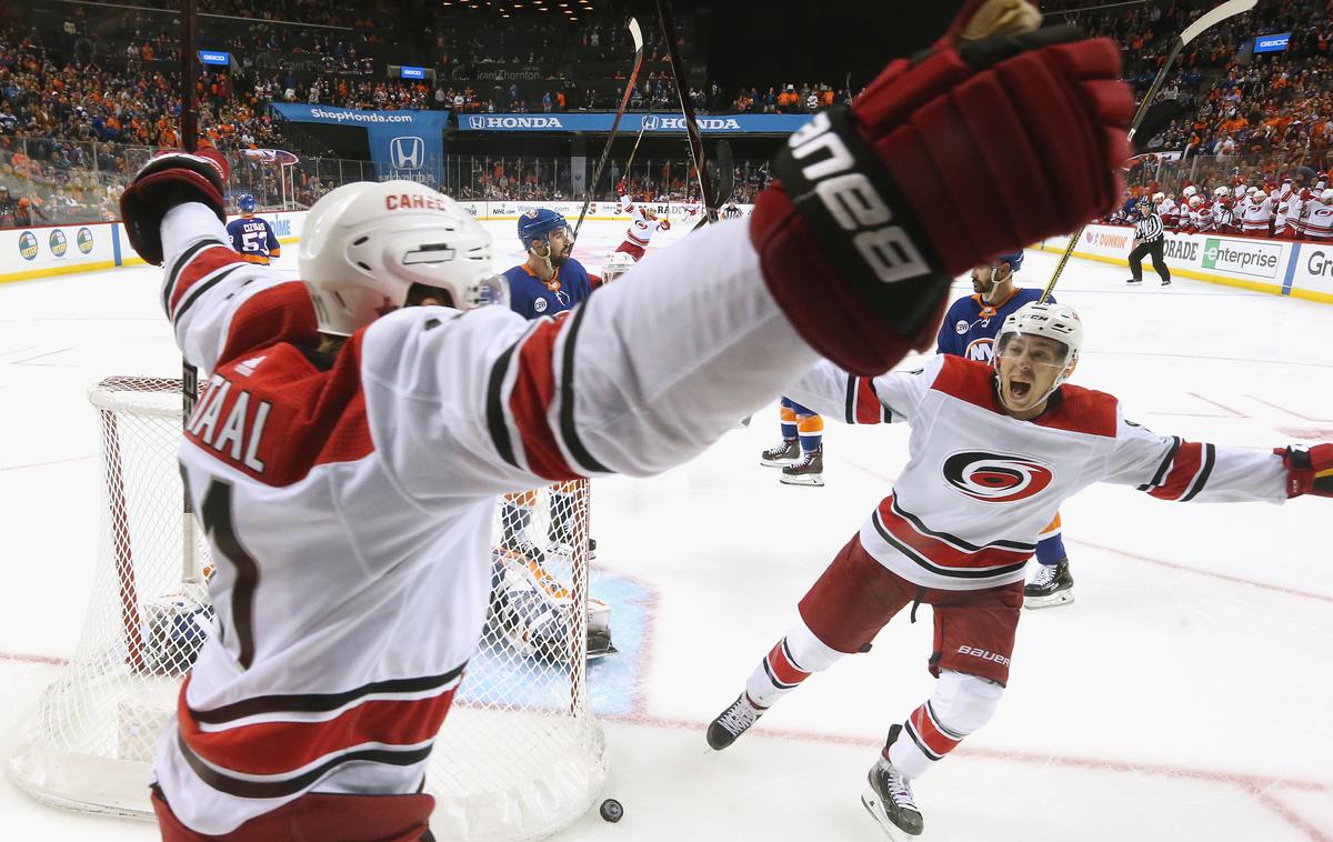 carolina Hurricanes | Jordan Staal je v podaljšku dosegel edini zadetek na tekmi v New Yorku in razveselil navijače Caroline. | Foto Getty Images