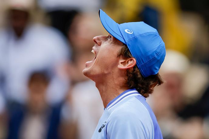 Alex de Minaur | Alex de Minaur na OP Francije piše teniško pravljico. Pri tem mu pomaga mladi navijač. | Foto Guliverimage