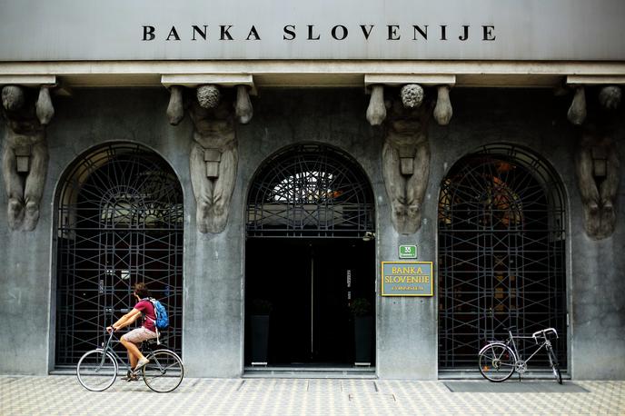 Banka Slovenije | Rast BDP v Sloveniji ostaja višja kot v evrskem območju, kjer je okrevanje skromnejše, ugotavlja Banka Slovenije. Razpoložljivi kazalniki tako kažejo na blago rast gospodarske dejavnosti v evrskem območju v drugem četrtletju. Glede na podatke o gospodarskem razpoloženju naj bi se v drugi polovici leta gospodarska dejavnost nekoliko okrepila. | Foto STA